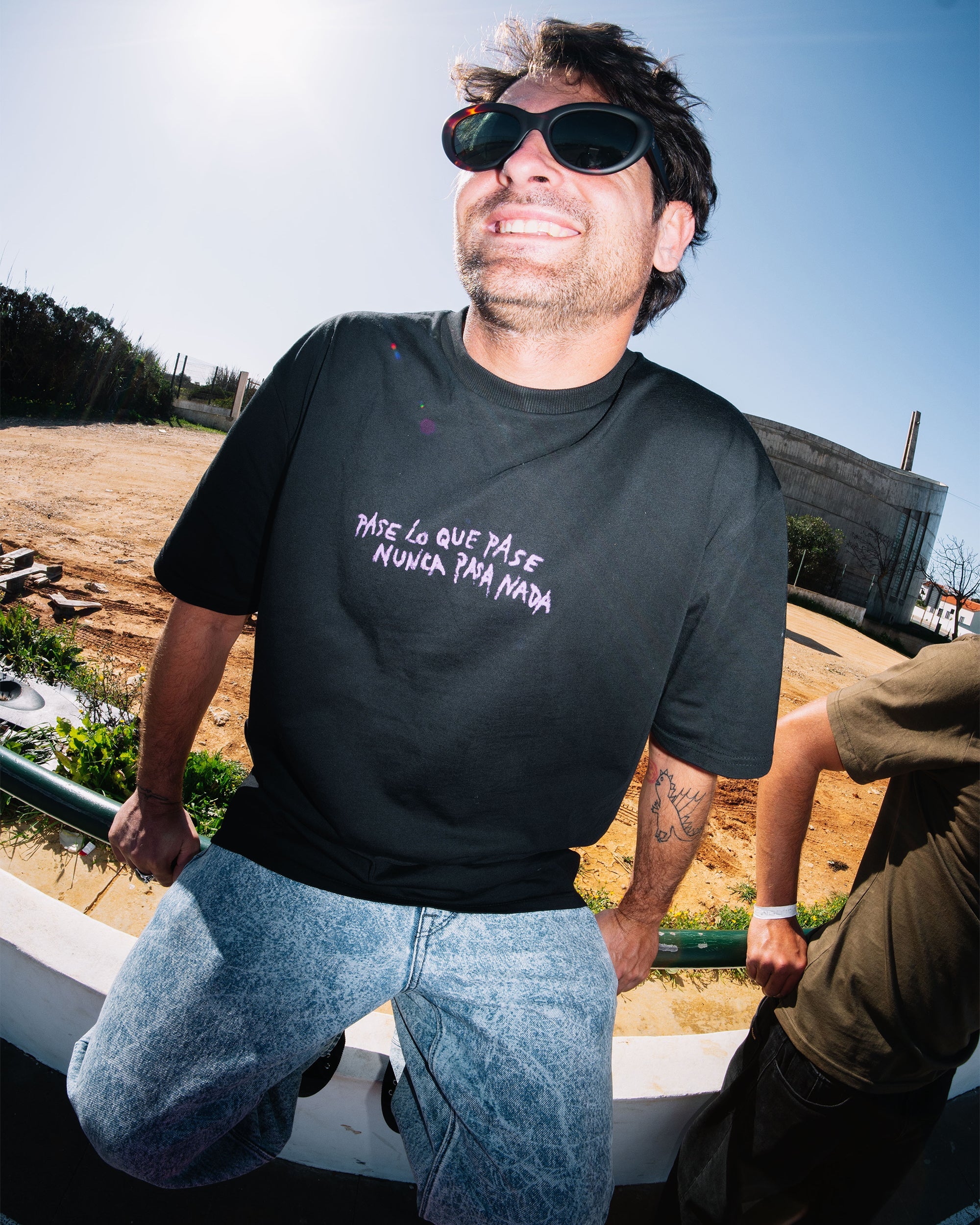 T-Shirt Nunca Pasa - Black - Image 5